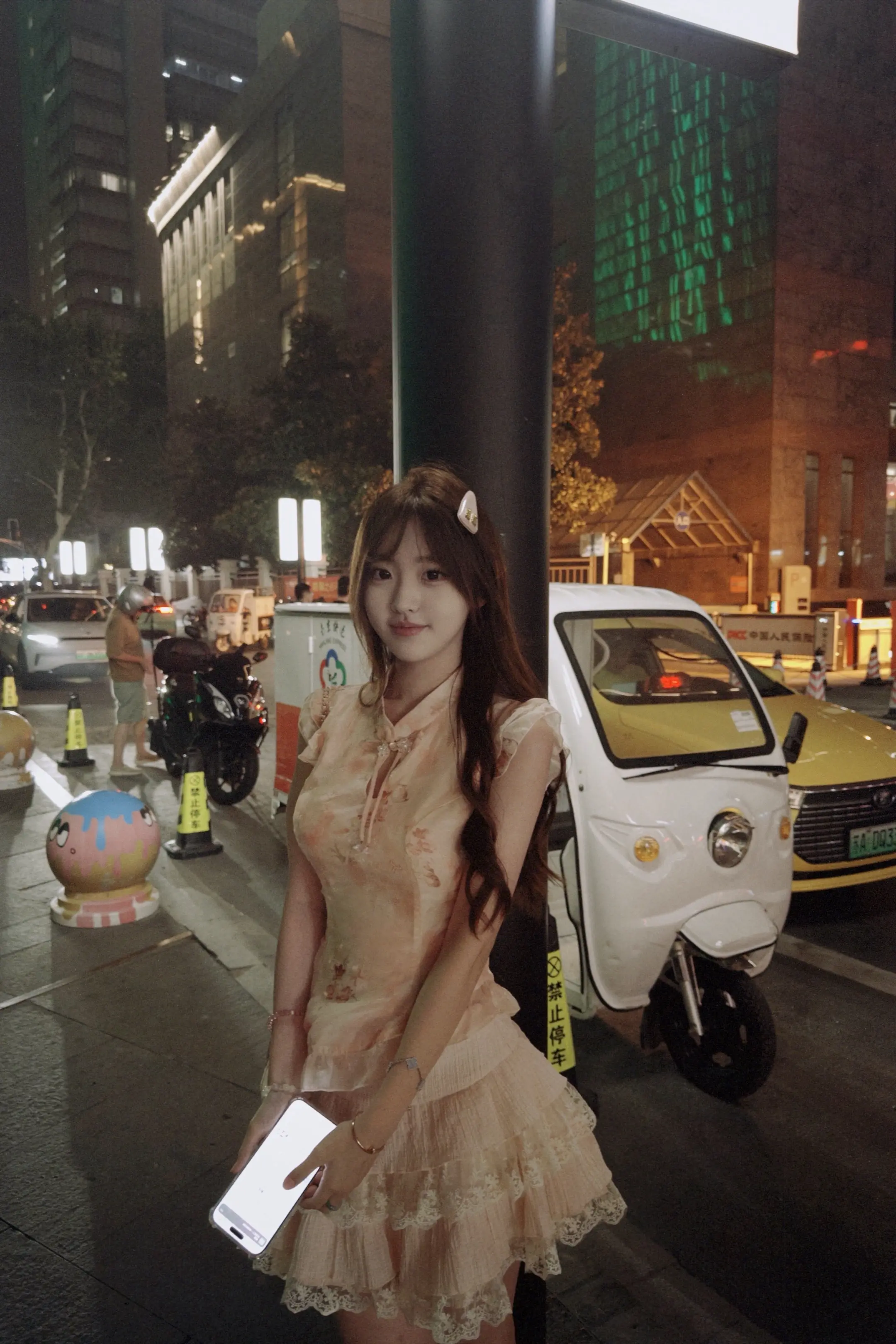 悄悄做个梦给你 又怕做梦梦到你。