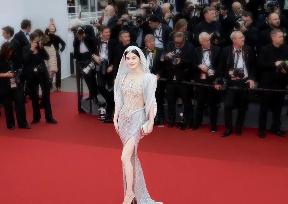 戛纳红毯现在真有点变味。
有的明星网红为了蹭镜头，直接把红毯当自家秀场。之前有