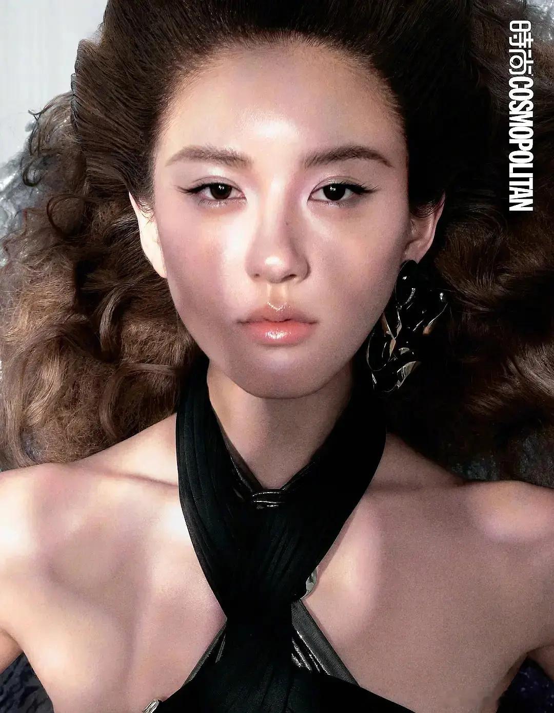 赵露思这是前胸还是后背 ​​​