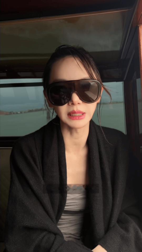 戚薇回应AI剧造型争议戚薇说拔刀的速度是算法影响的 谁懂这句“算法影响的”，感觉