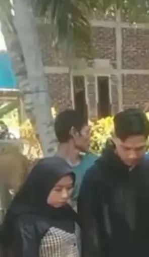 印尼icon居然有这样的习俗
男子发现妻子出轨
不吵不闹，竟然把妻子
交给了情夫