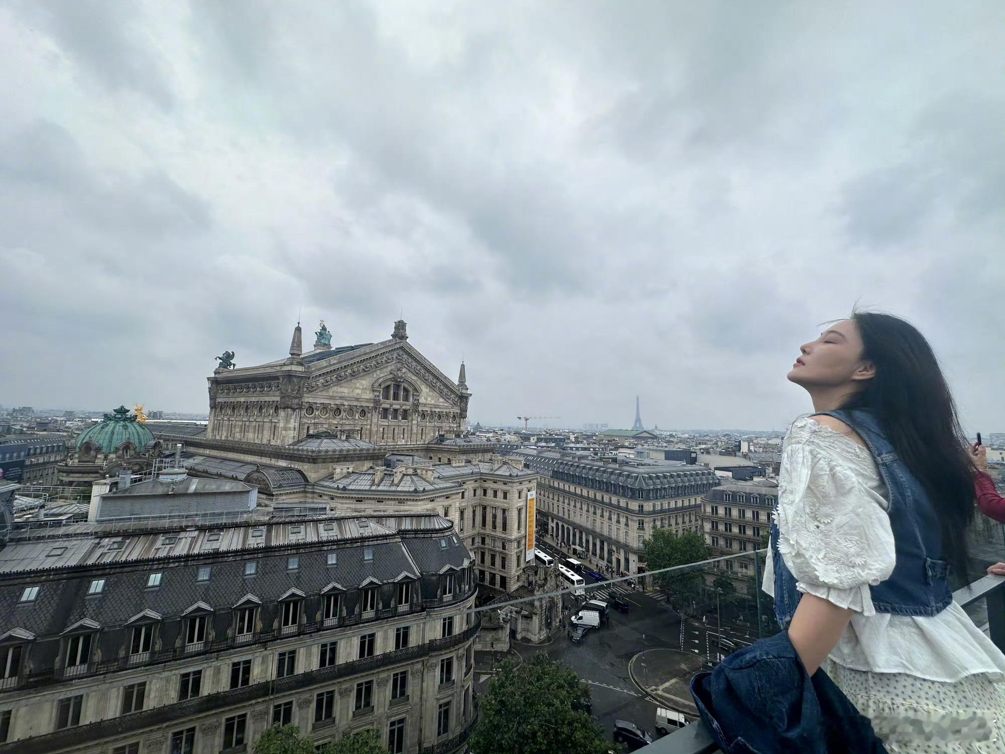 #张馨予巴黎游玩照#超惬意的张馨予[哇]自然美感真是太棒啦#明星大咖汇# ​​​