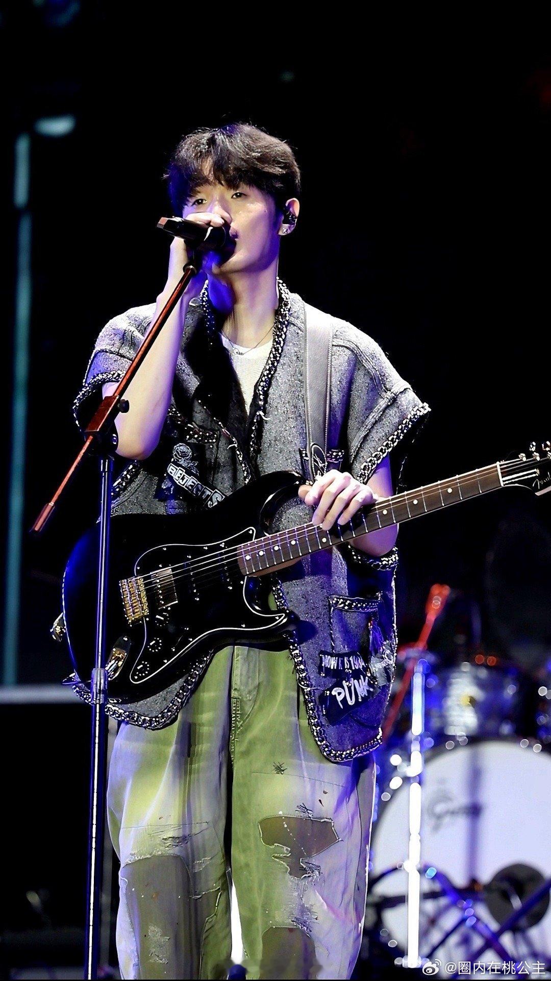 #李荣浩内娱省事第一人#没想到还是李荣浩会玩儿，这么省事儿也是没谁了，一整个让人