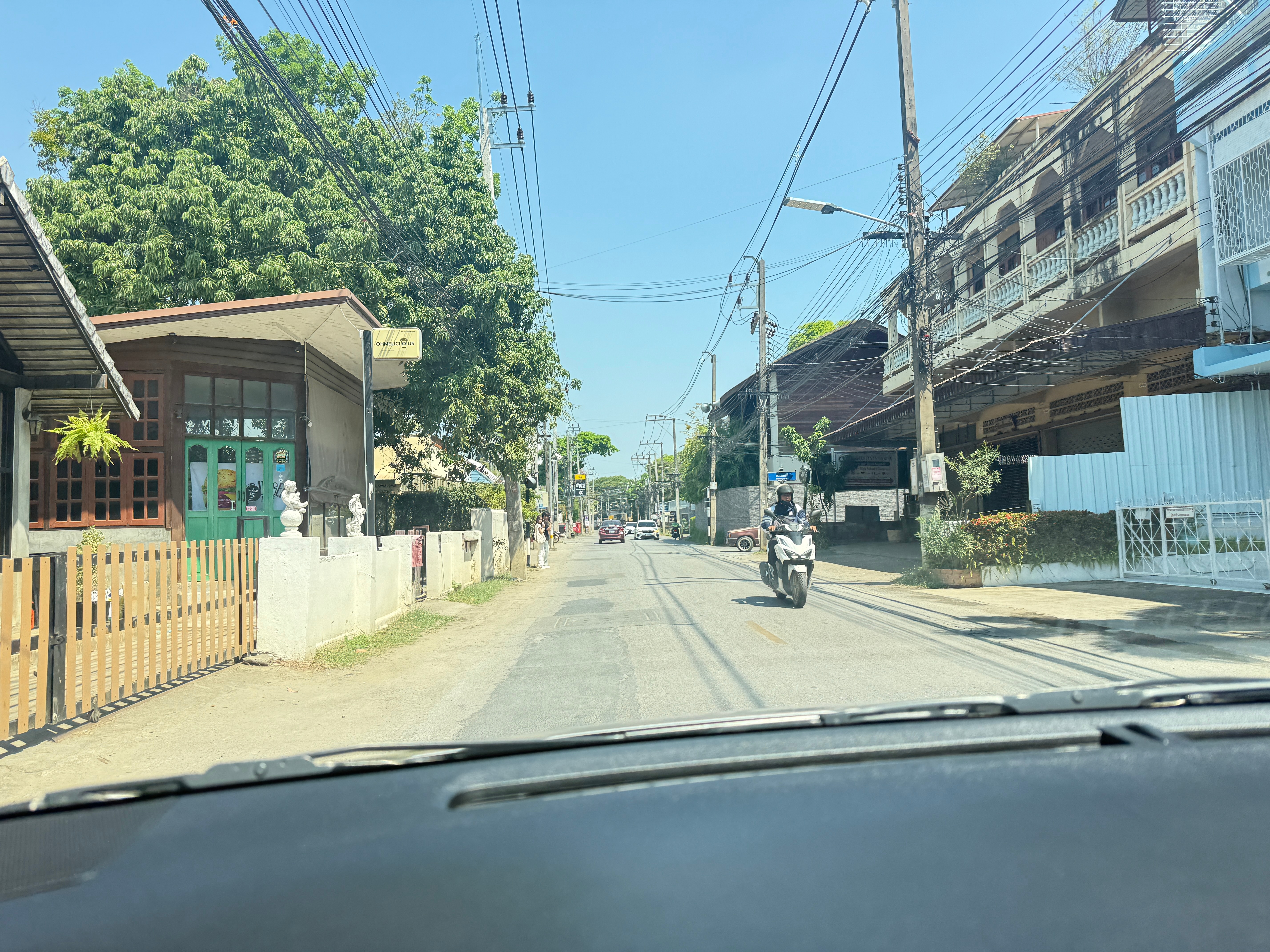 球宝：仔细观察，爸爸！系不系跟厦门不一样？挤挤的老城区，泰国你感觉怎么样？这小孩