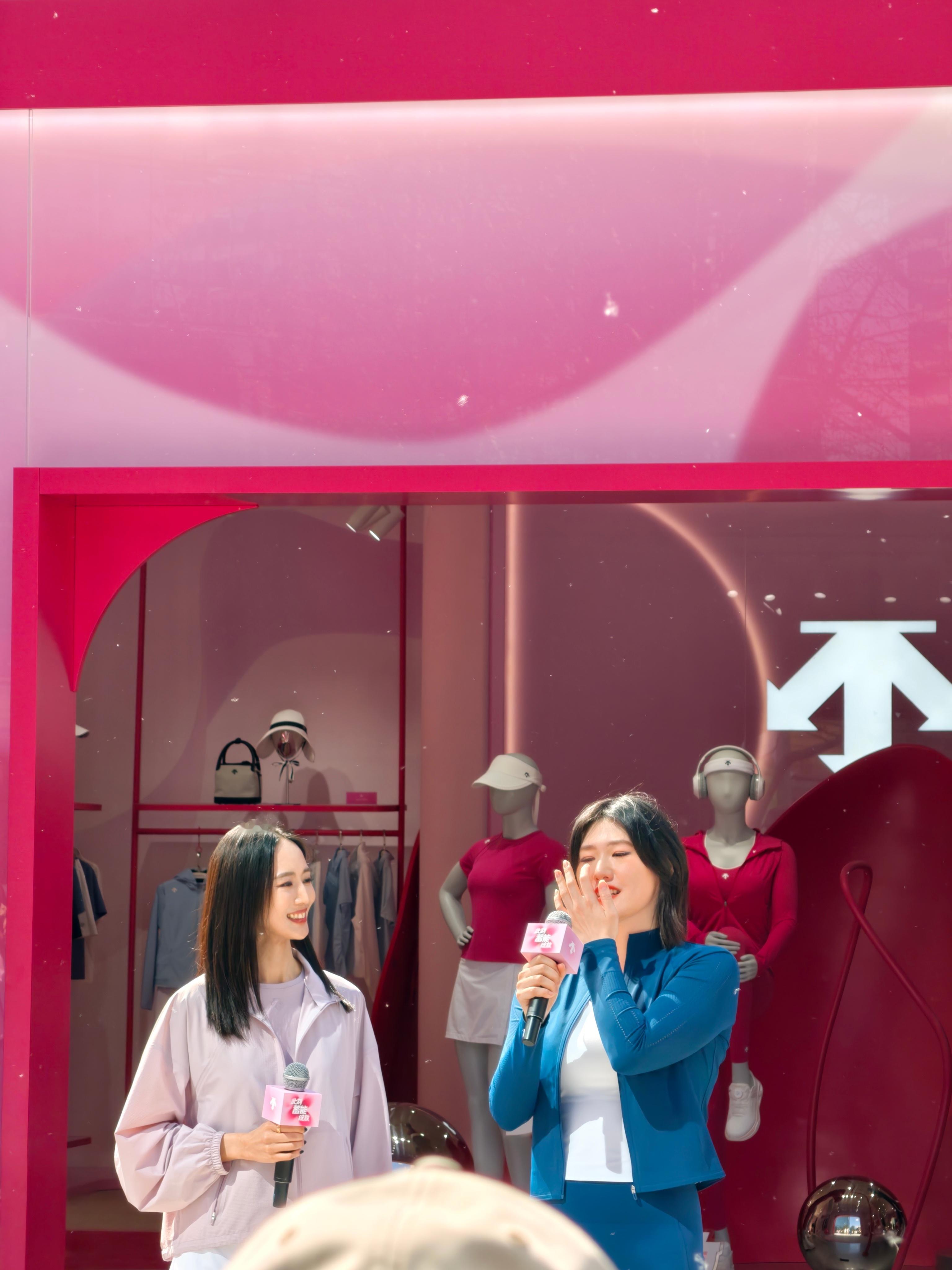 张钧甯叶诗文同框娱乐明星张钧甯与游泳奥运冠军叶诗文在迪桑特的活动中同框了，两位美