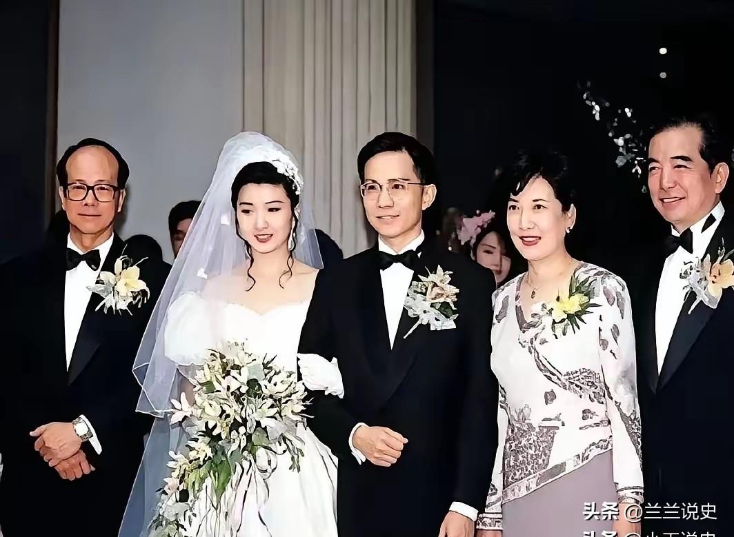 1993年李泽钜大婚，李嘉诚站中间笑得眼睛眯成一条缝，新娘子来头也不小

199