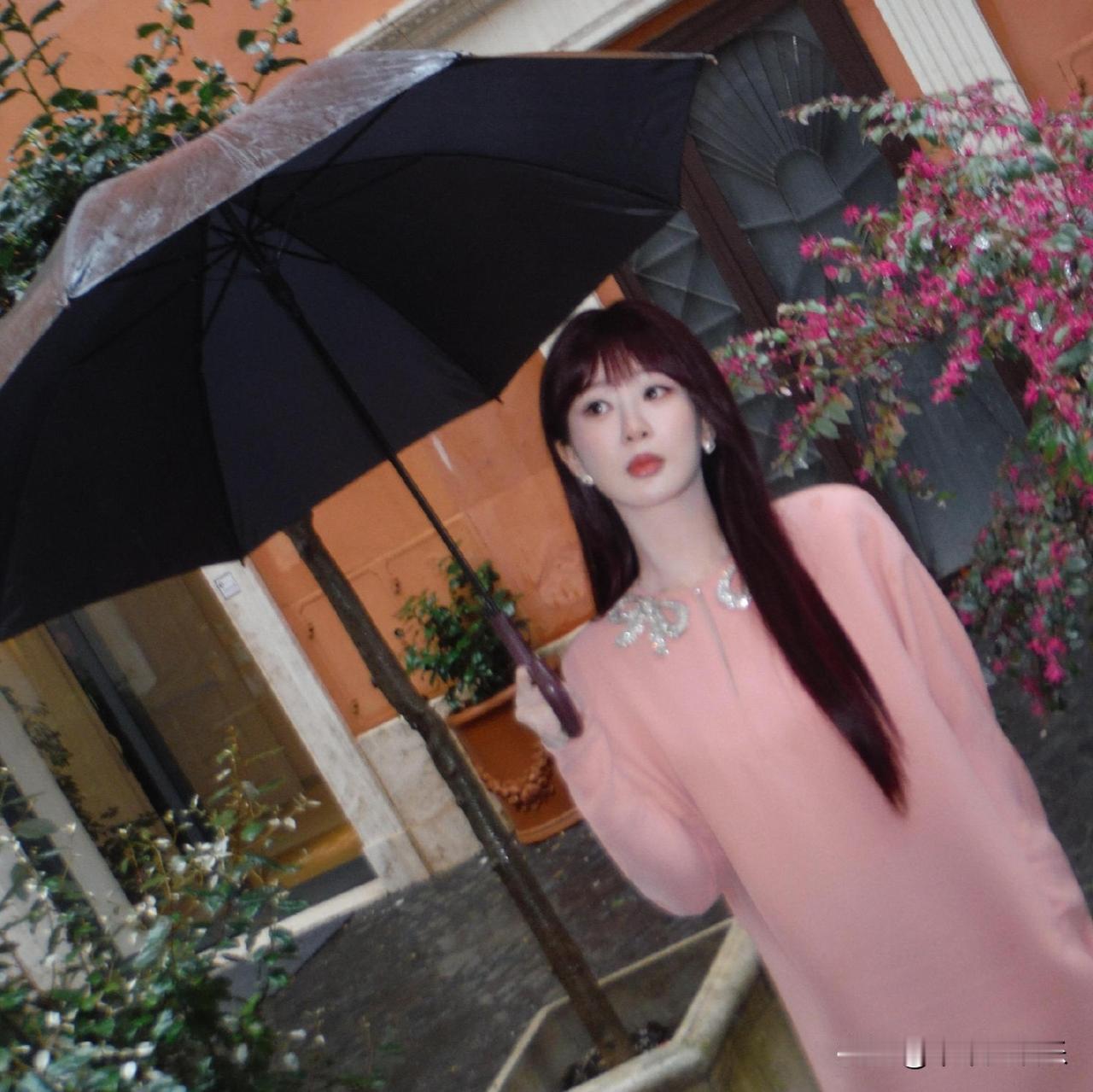 杨紫近日因一组假发造型引发热议！活动中她顶着一头蓬松的齐肩卷发亮相，发色是温柔的