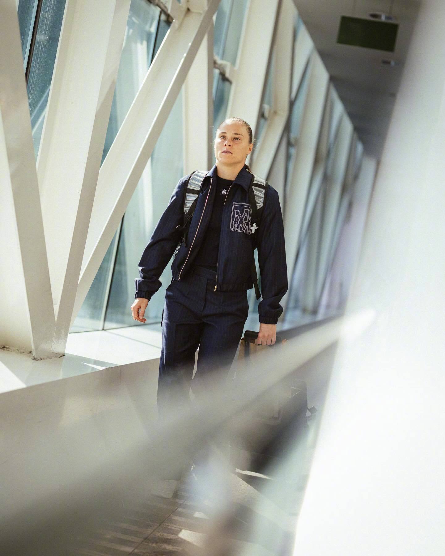 红蓝倩影 身穿AMIRI帅气奔赴慕尼黑🛬🏆欧冠下一战👉🏻拜仁女足❤️🔥