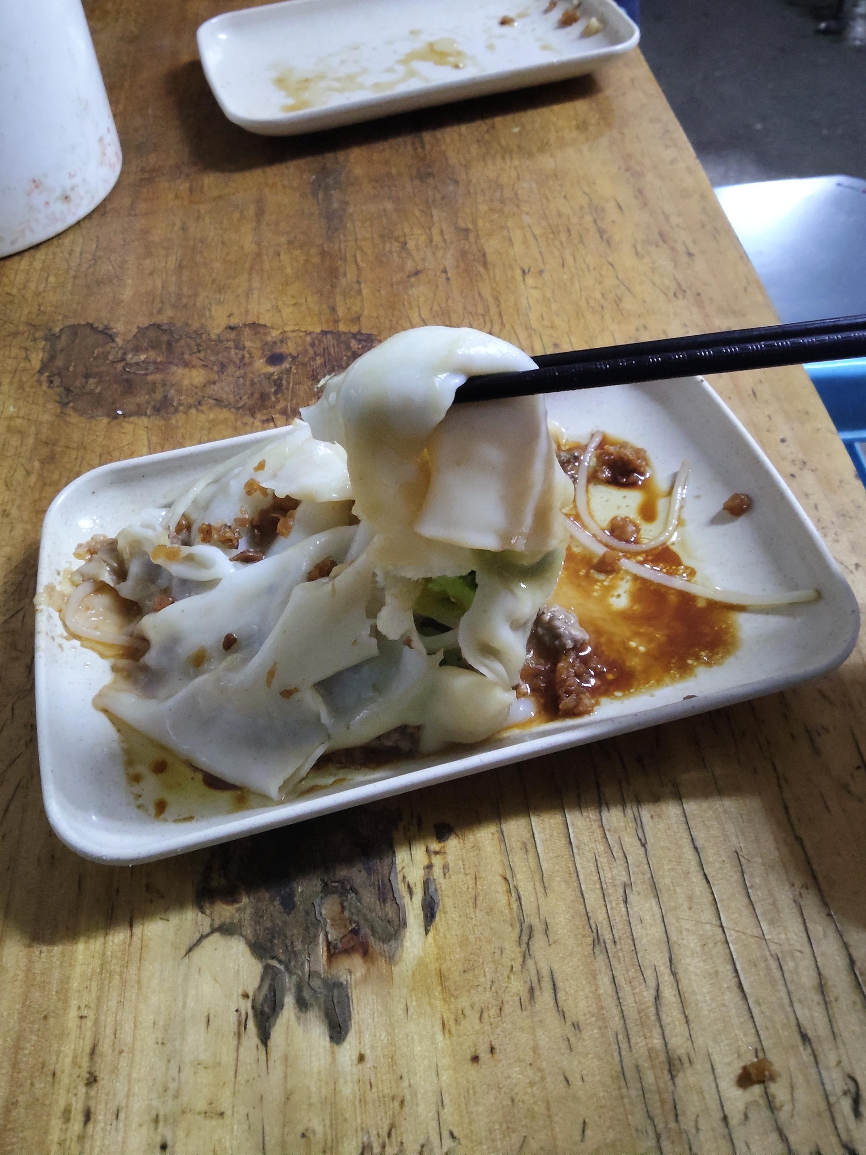 这是看了dy视频去的一家肠粉店，在金湖路接近潮汕路，新乡市场这一侧的一家很破旧的