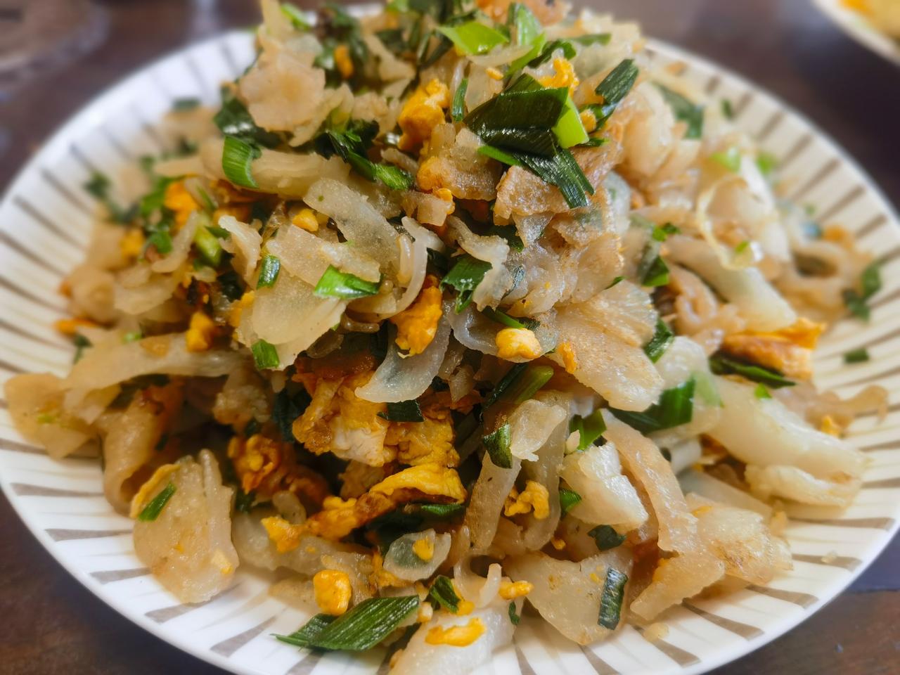 炒卷卷。外地人都不知道是啥。