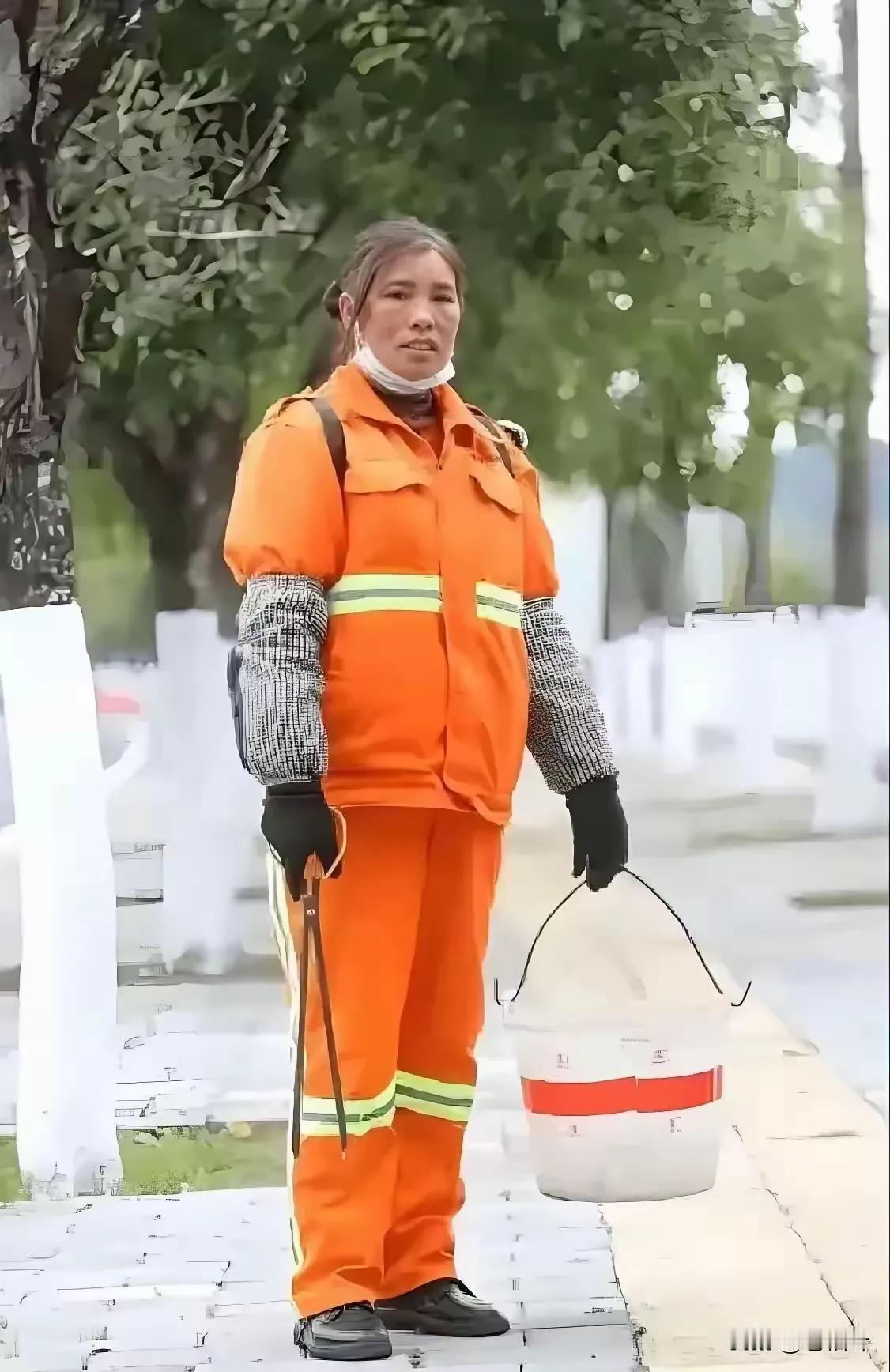 一位环卫工大姐捡到一件衣服，起初以为是别人丢弃的准备拿走扔掉，突然看到衣服口袋里