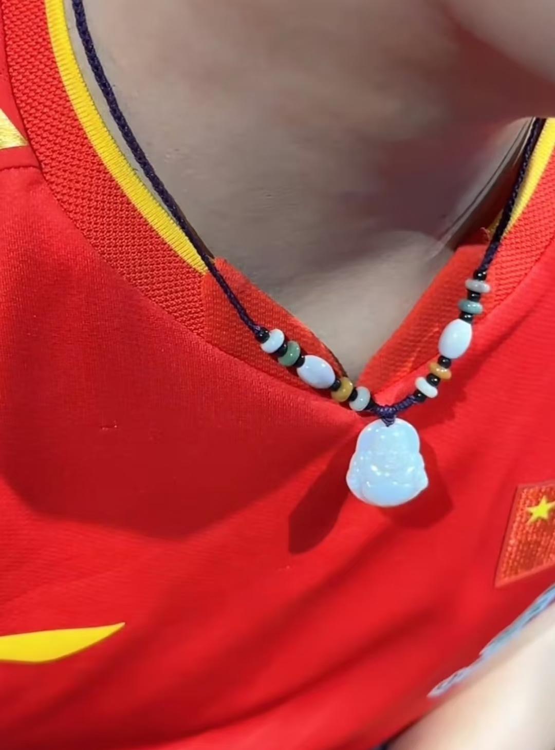 莎莎蜡像火了后，仔细观察有很多细节。
看看蜡像脖子上，竟然是真的项链。虽然是复制