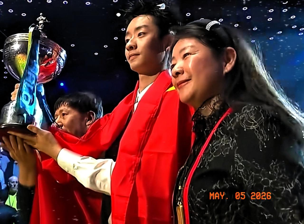 一杆落袋，荣光加冕。
吴宜泽赛后赤诚发声：为自己、为家庭、为祖国而战，质朴三句，