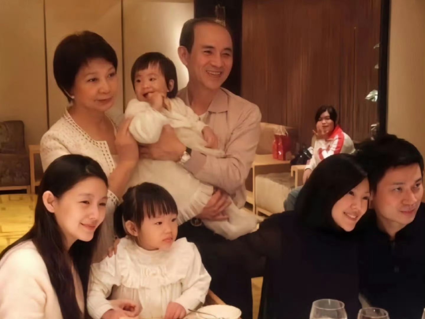 小S发文晒全家福相互扶持，相互帮助的姐妹，你又凭什么说她们不好，有些事情不是说说