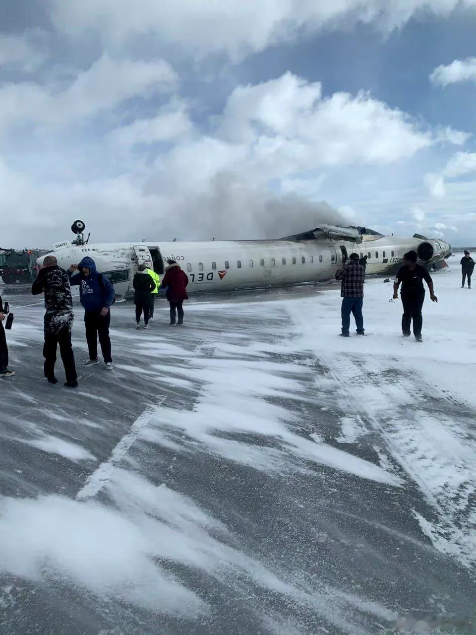 一架达美航空的客机于加拿大着陆之际发生倾覆事故，现场图片表明飞机完全翻了过来，机