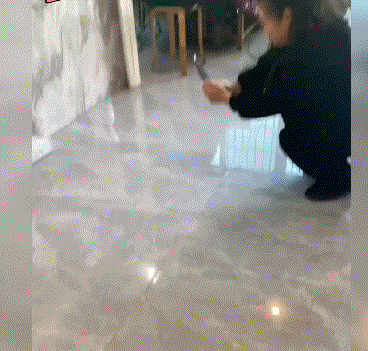 网友:直播间蹲了两小时买的化妆镜到货了，这是还没满月就给我发过来了吗？