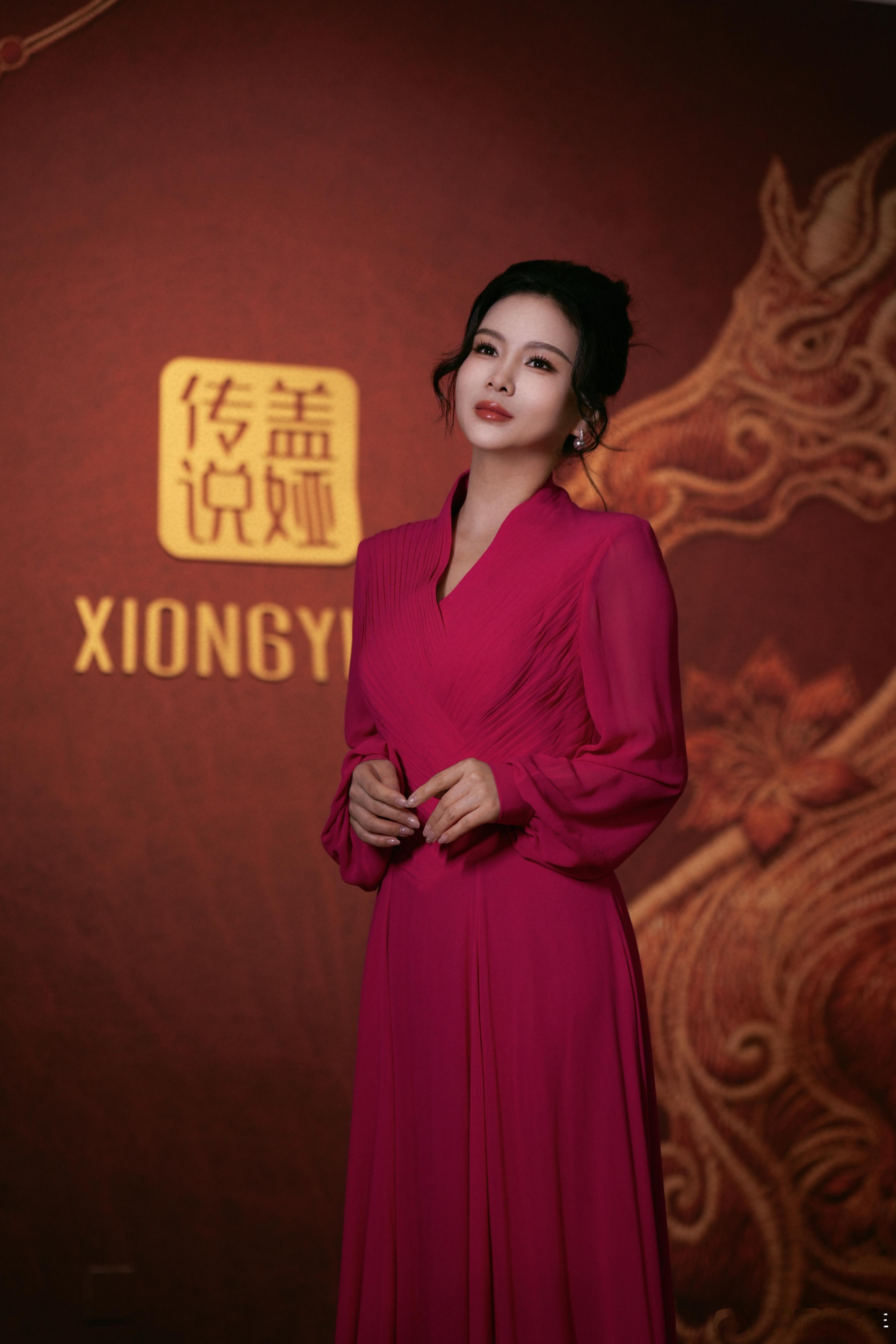 主持人刘美希 没想到凤凰财经还有刘美希这样的宝藏主持人，前奥数冠军出身，能从容对