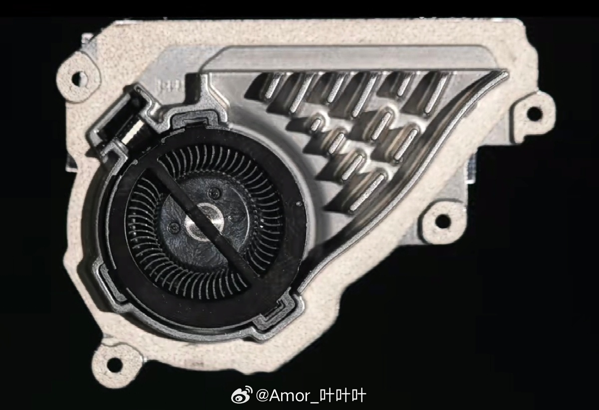 K90Max 这风扇还挺精致的：18.1mm的大直径能带来更大的风量，每分钟的气