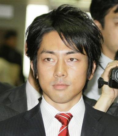 小泉进次郎年轻时长得很日本人，图二的他拿着别人送的大鱼和蔬菜，笑得老开心了。发现