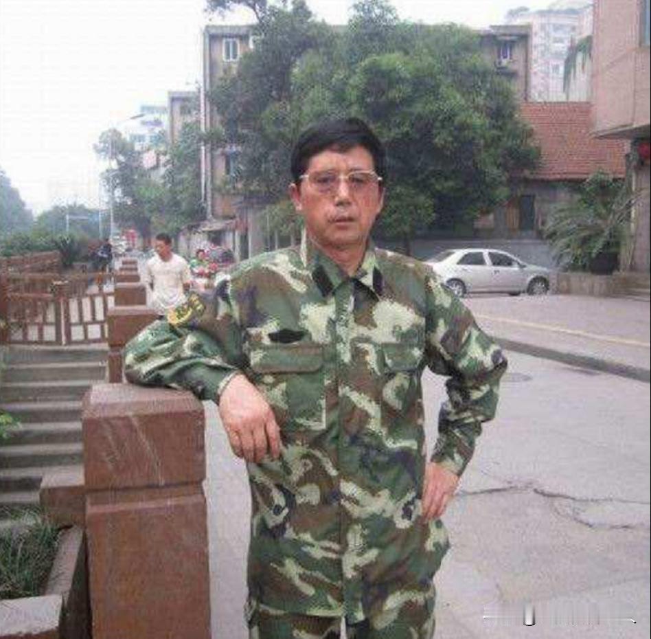 2008年，男子不顾妻子和女儿的反对，带着60万现金前往汶川大地震的受灾区。一走