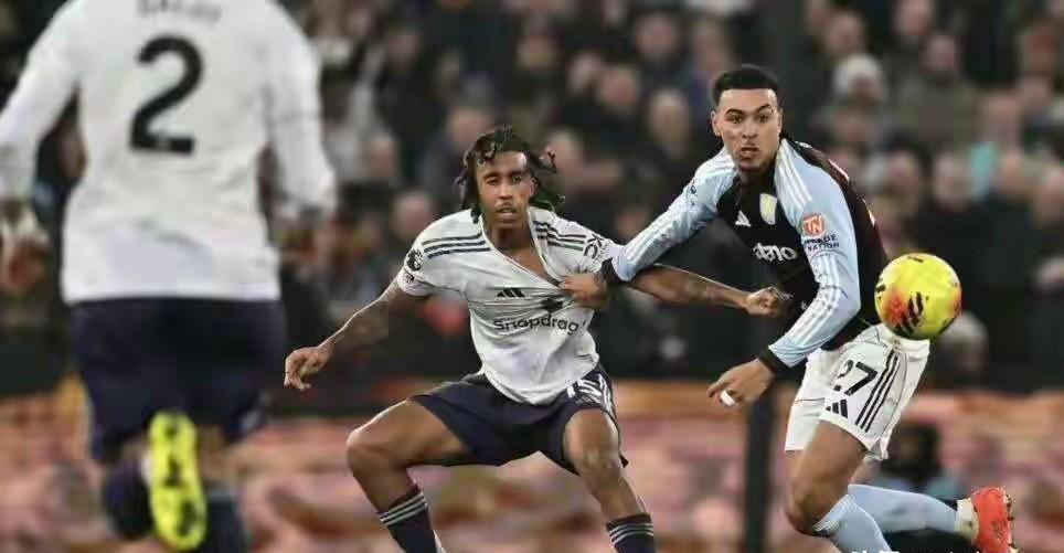 他们的问题根本不是状态，是结构。
你看看前场：谢什科在禁区里挤不开后卫，霍伊伦背