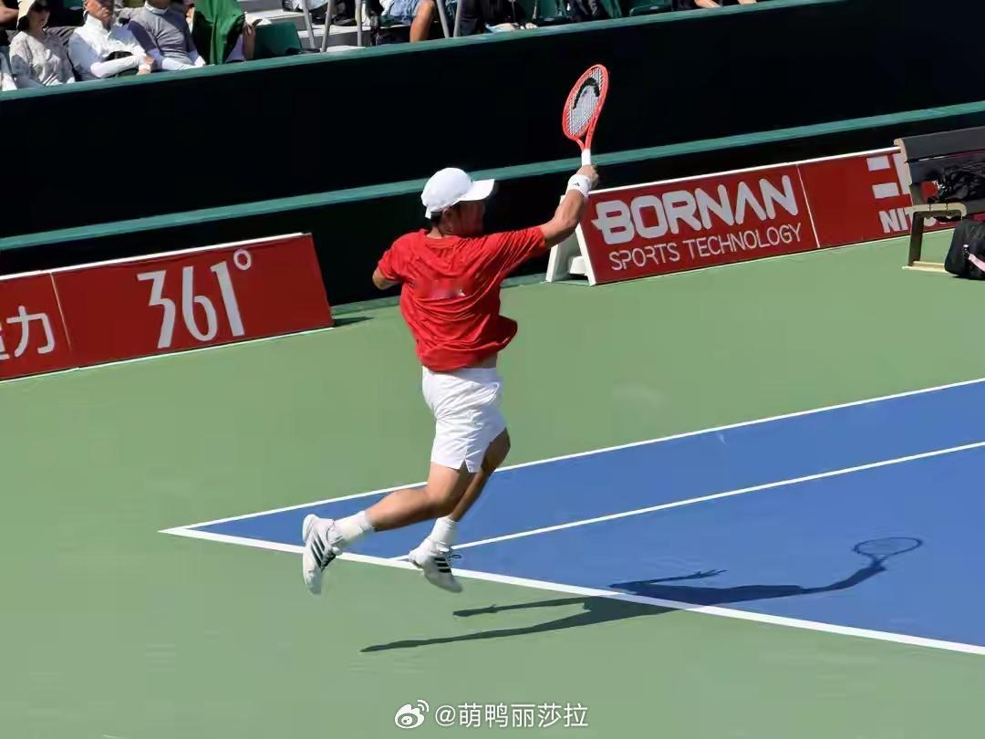吴易昺0-2负黄泽林，亚运网球男单摘银，连续两届亚运会不敌对手。黄泽林夺金创历史