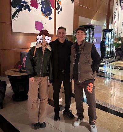 这个世界太小！韦世豪去了趟东京，都能“偶遇”卡纳瓦罗。两人合影留念，卡帅站中间，