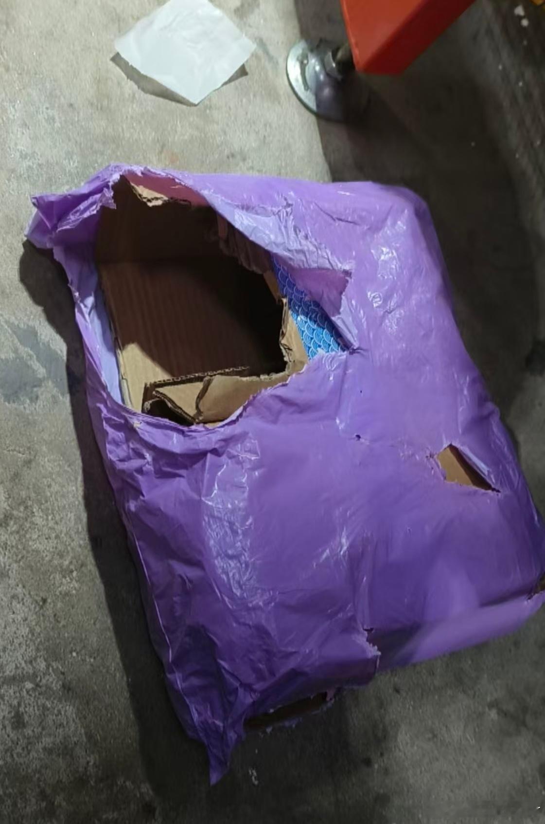 昨天一位群友发给我快递照片，说是快递站点告诉他快递包裹破了。当时还以为是被偷拆了