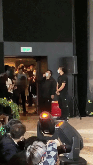 郑恺上台时对着林更新瞅的那几眼真的意味深长，有羡慕嫉妒恨，还有一些些无奈在里头，