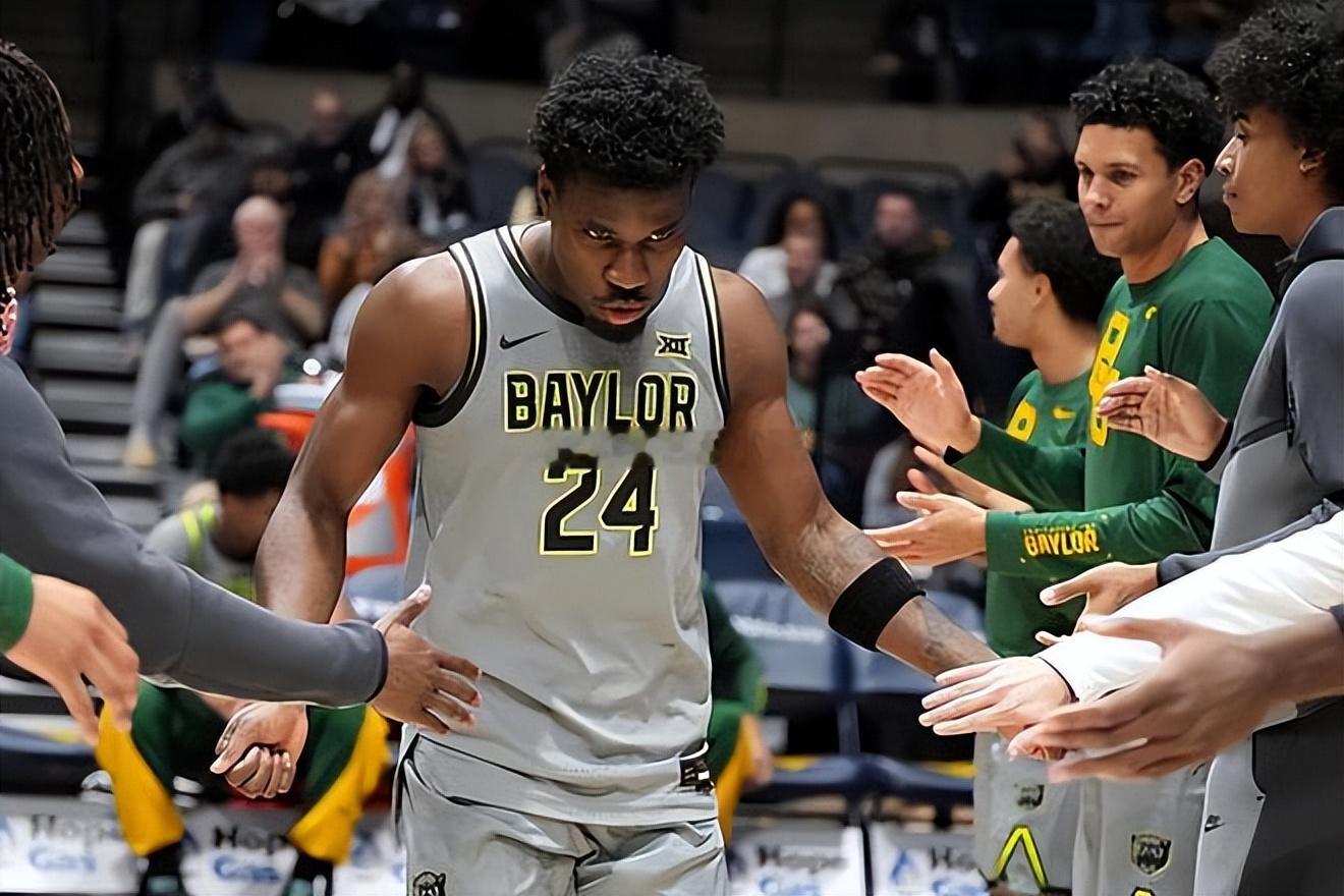 根据美国体育网站On3记者Pete Nakos的消息，贝勒大学的大一锋线球员图恩