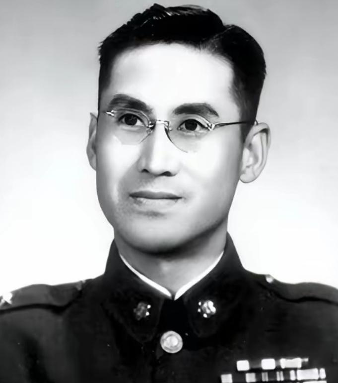 1948年深夜，蒋经国带特务突袭郭汝瑰家，想找"通共"证据。一进门全傻眼：堂堂中