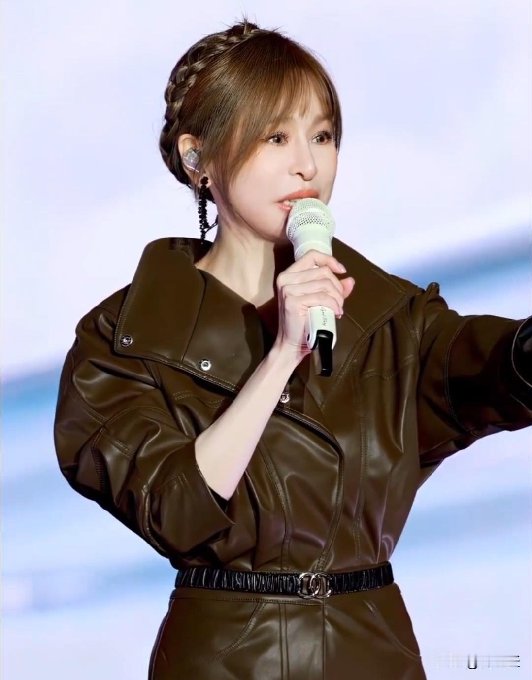 才明白原来演唱会粉丝上台是需要报批的！

王心凌演唱会上，粉丝和她开玩笑说好冷啊