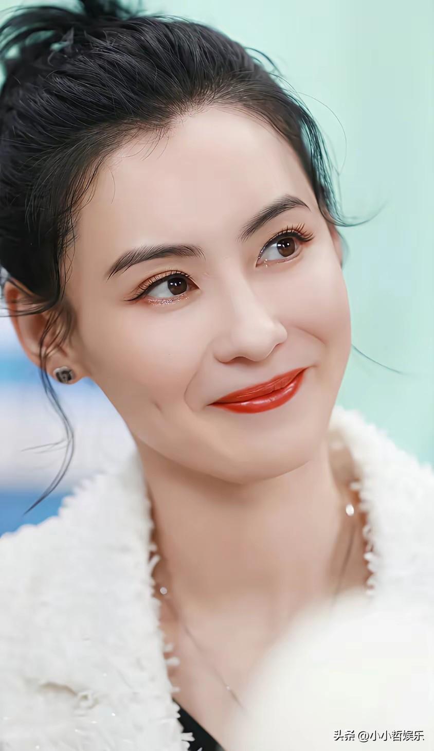 最近王菲和张柏芝又被拉出来比，真是年年比、回回有话题！

一个活得自在随性，不婚