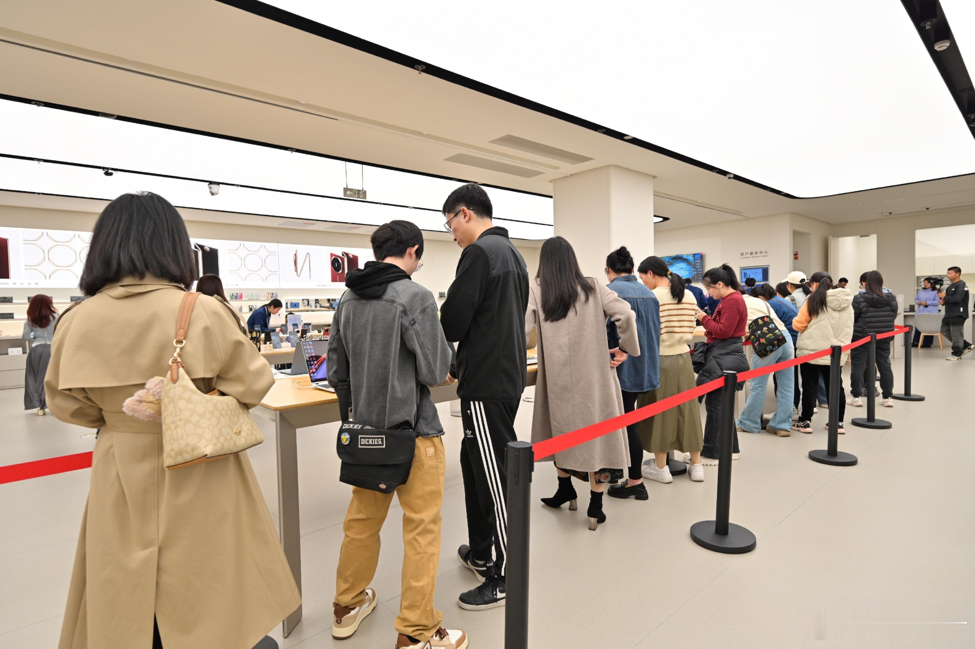 全国多地华为门店抢购Mate70 这代线上依旧一机难求，但线下相对好买很多，大家