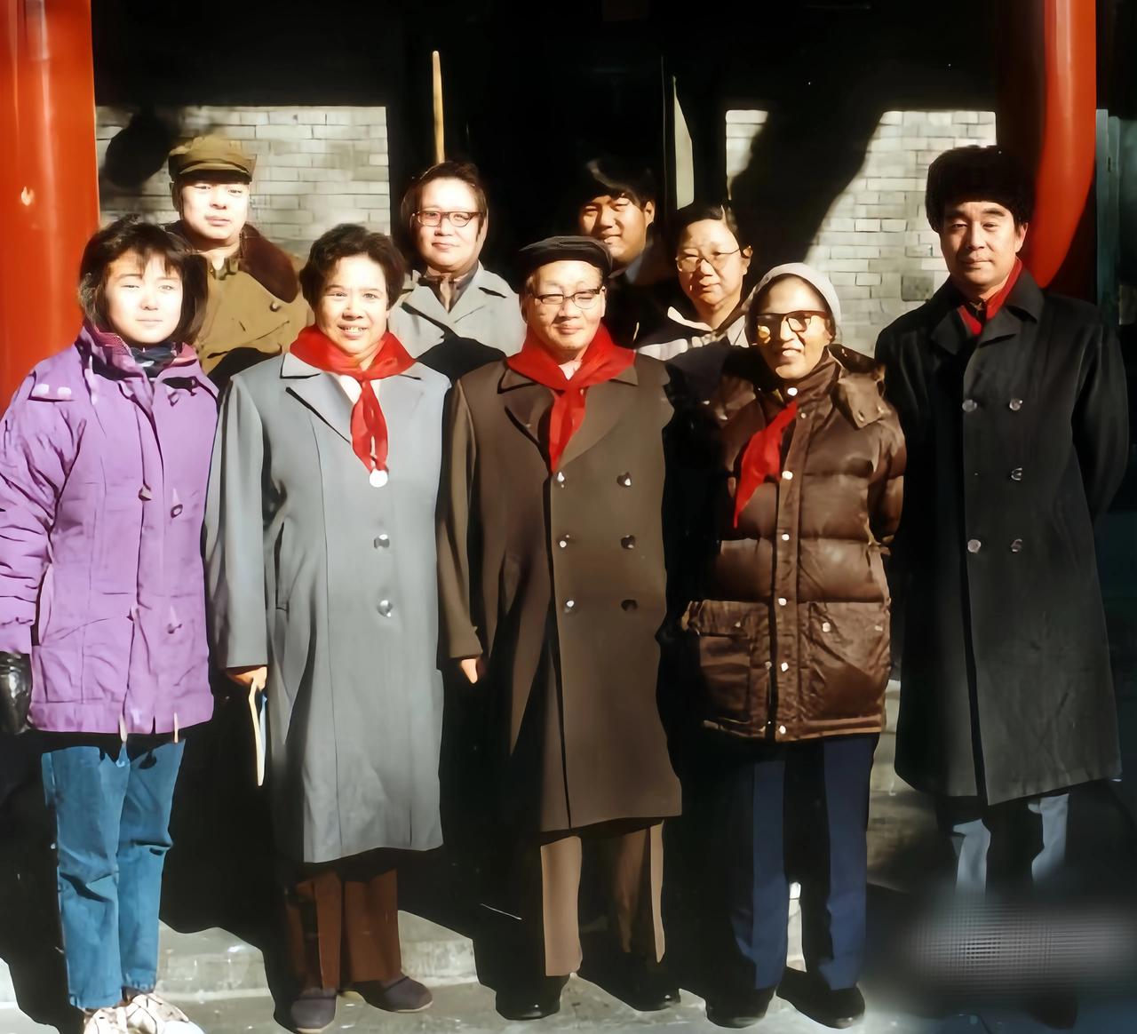 这是岸青携家庭的亲人到故居丰泽园缅怀父亲时，留下的一张大合影。
照片中分别是岸青