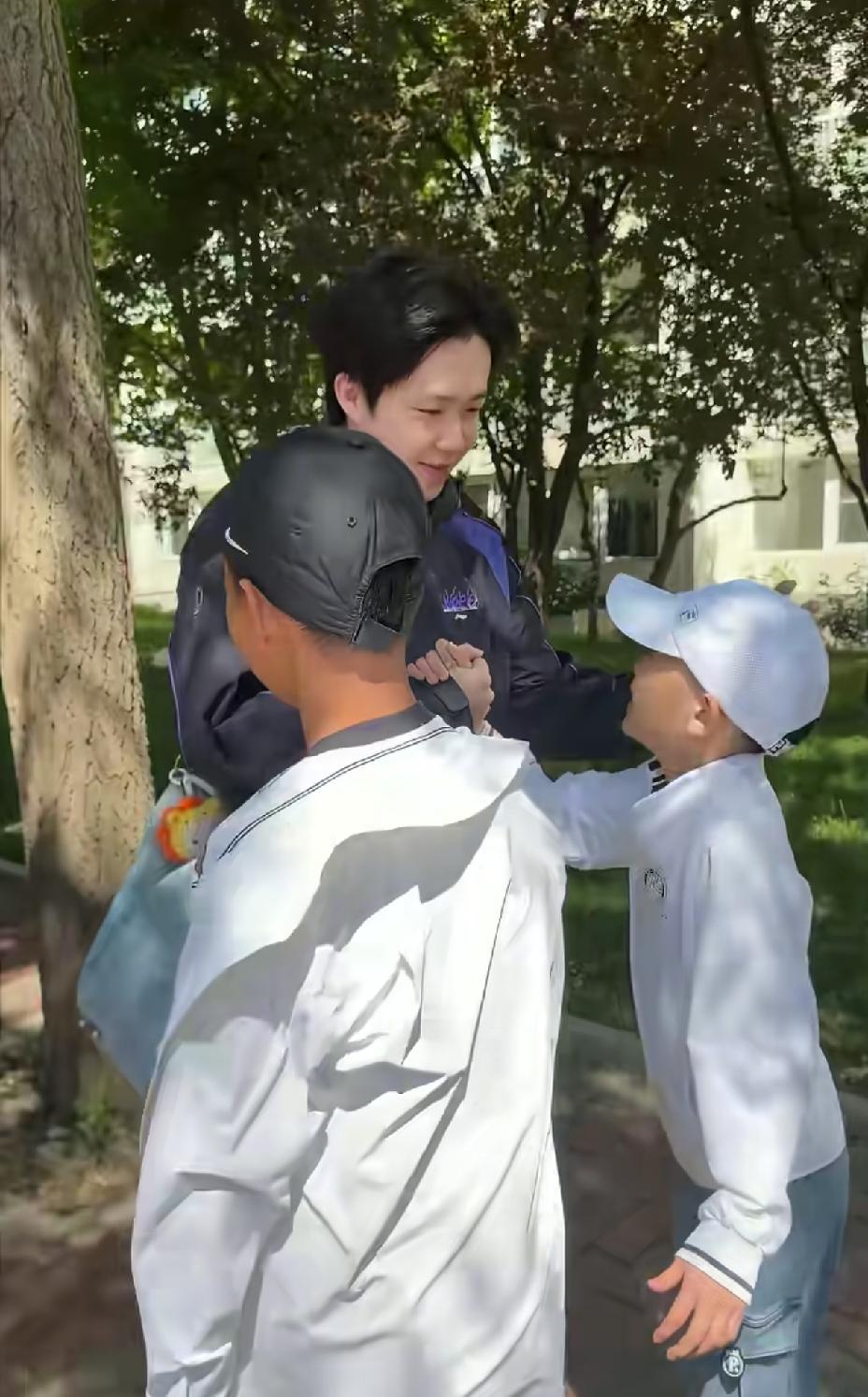 原来世乒赛出发的时候，
王皓指导的两儿子都去送行了。
小海螺还跟自己的偶像握手，