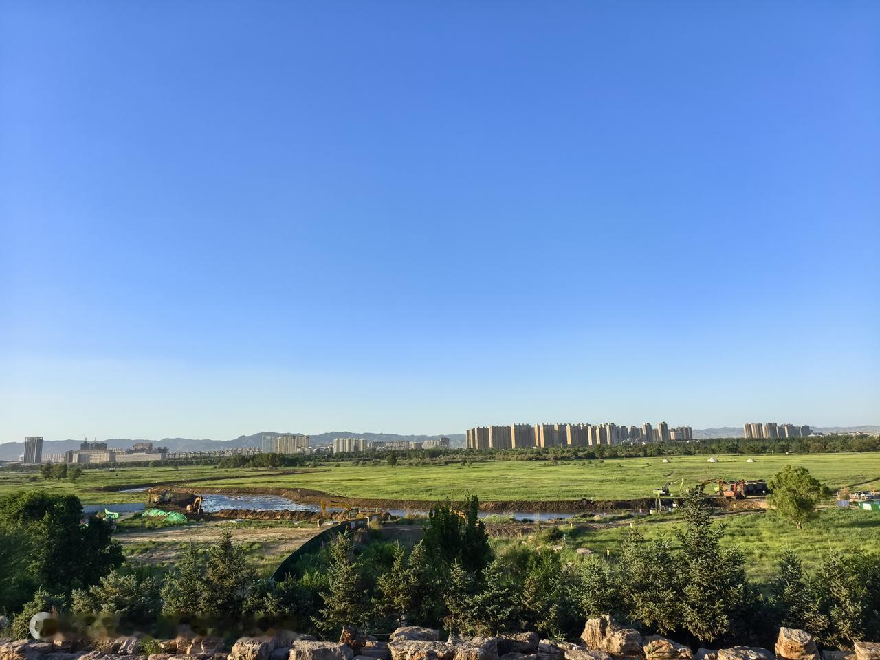 最近，包头地标城中草原——赛罕塔拉公园大兴土木，施工队进驻，砍树拔草又挖了一条河