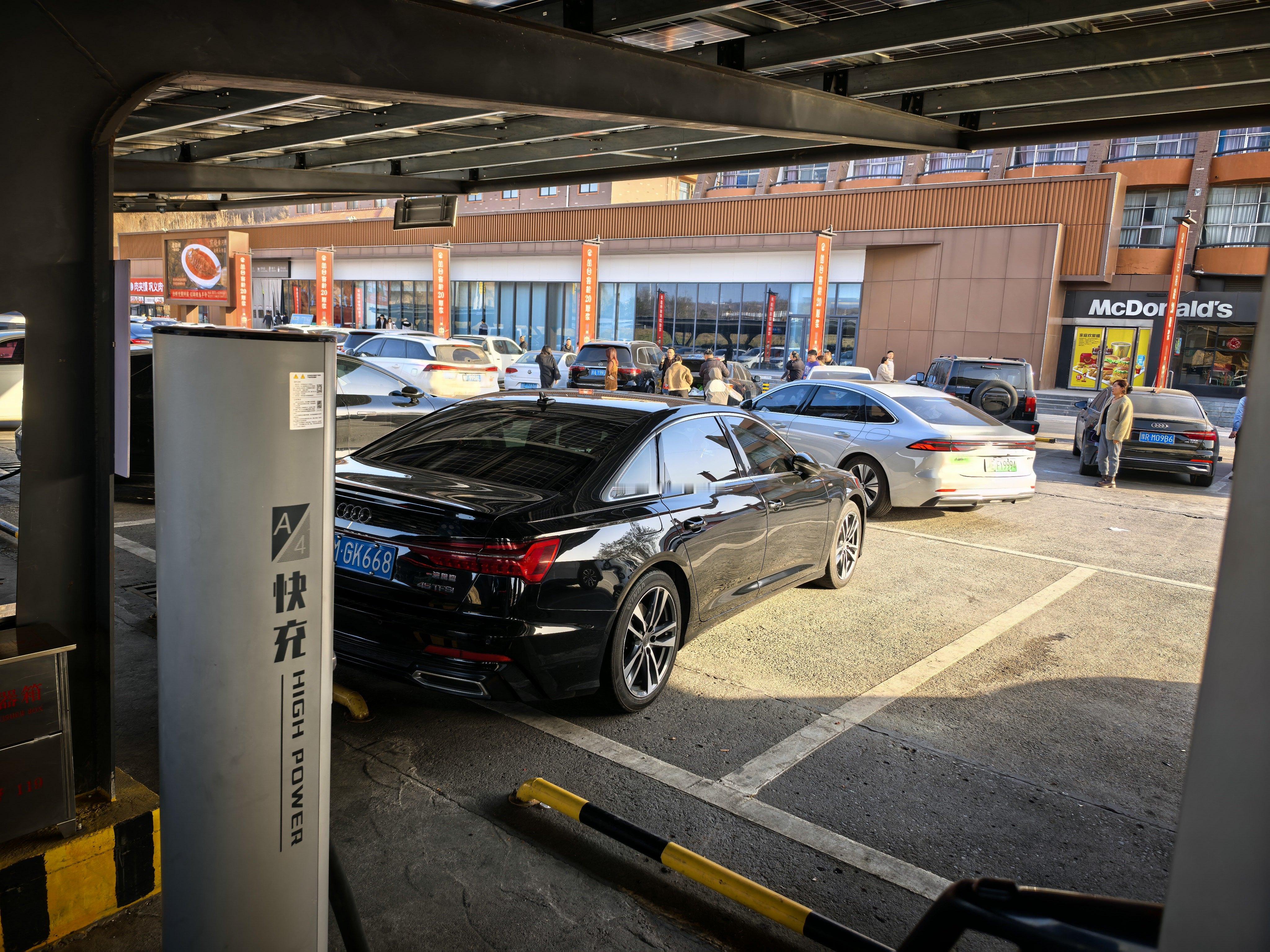 今天春运高速车就不少了，素质这块就各自表演了，碰见一辆奥迪A6L停充电位，“姿势