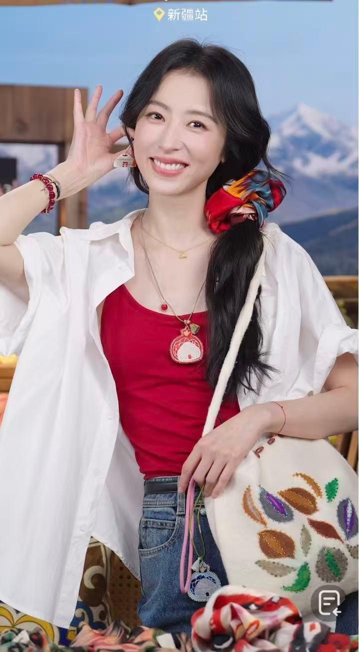 周雨彤审美一直很好，今天直播这一身都是她自己搭的，这个发圈系头发太好看了！和项链