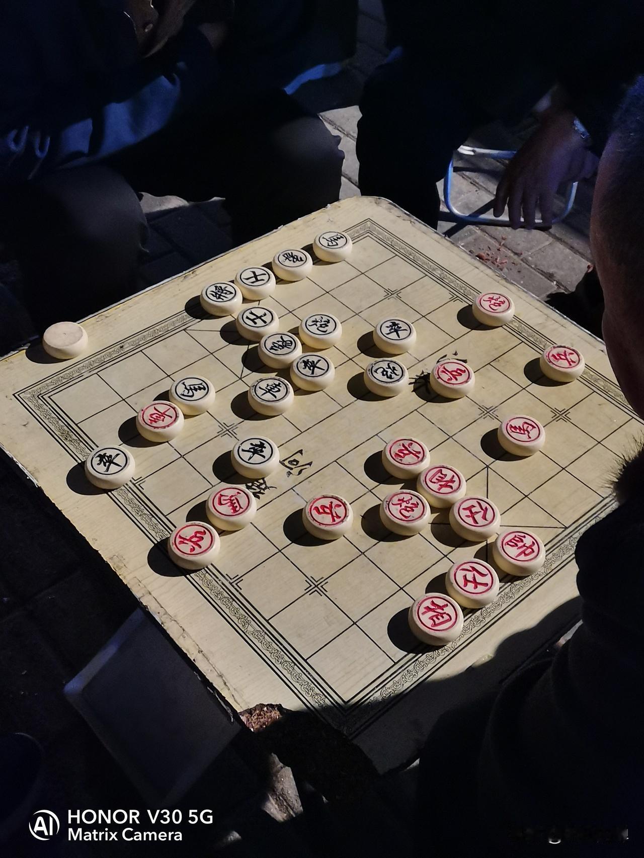 老大爷下棋打起来了，一个95岁，一个87岁，年长的大爷时而糊涂一下，他的炮有时隔