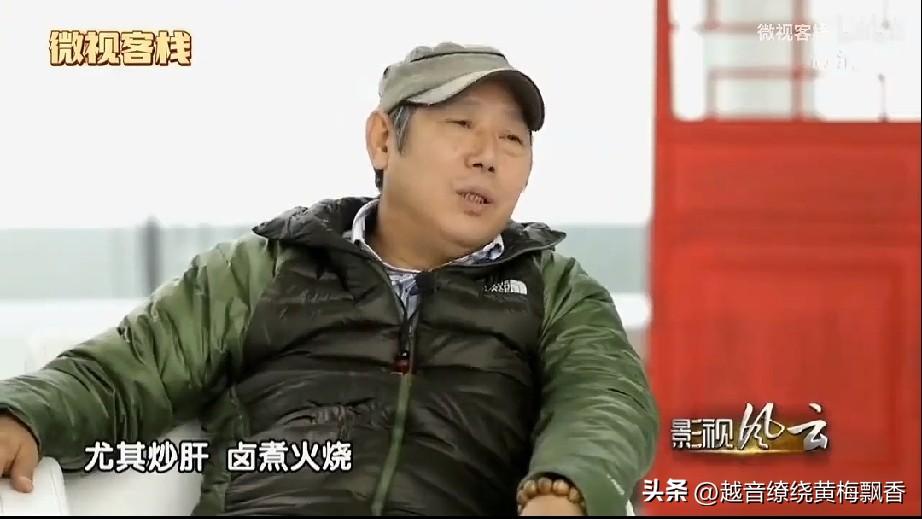 大家都看过电视剧《大宅门》吧，有一集里，白景琦和孙子白占元一起吃卤煮，爷孙俩一口