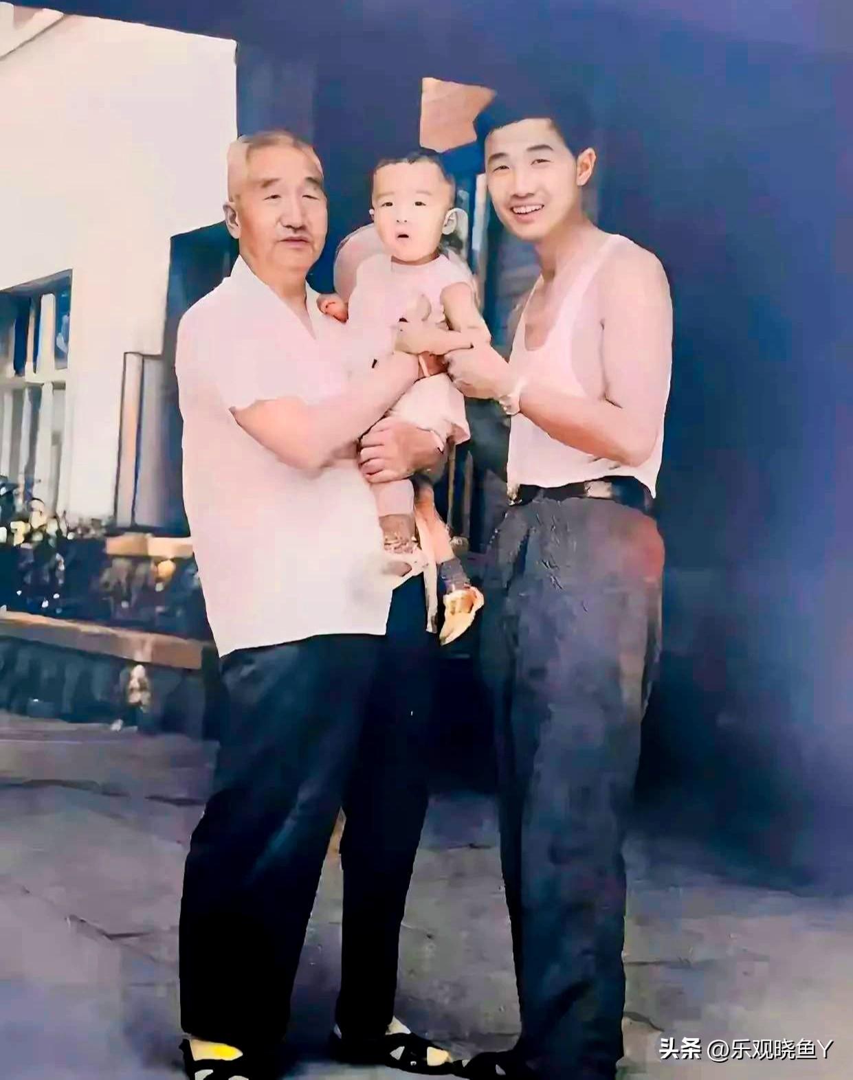 上世纪七十年代，徐向前元帅与儿子徐小岩、孙子徐珞在自家门口的珍贵合影。真是惊艳了