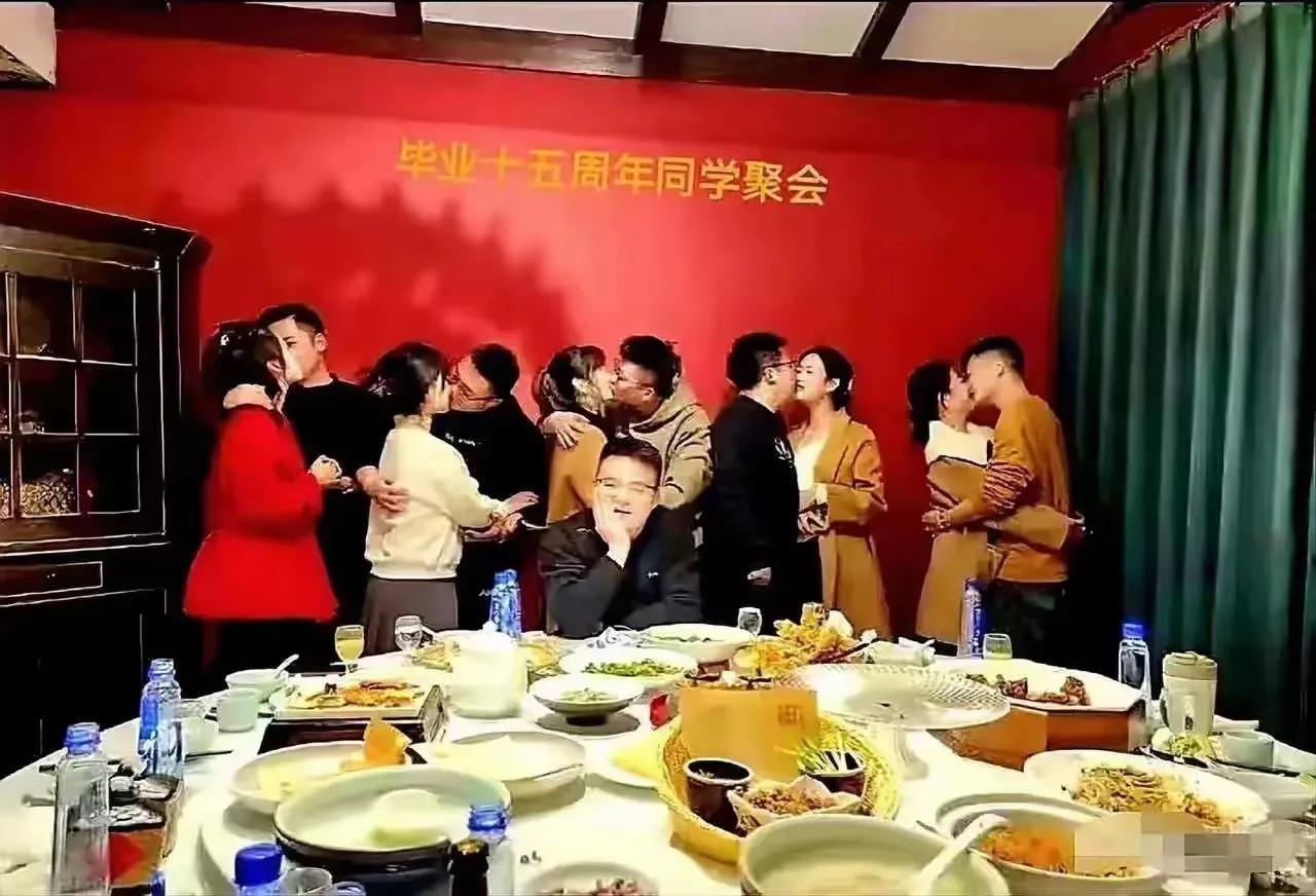看同学聚会上，这位落单的男同学他在想啥？