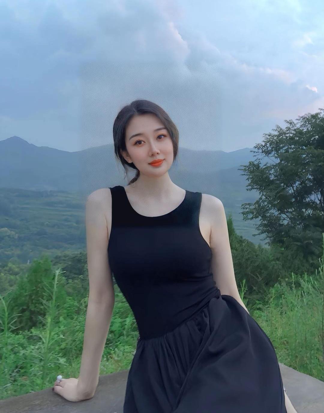 橘唇轻扬时，连远山都柔了几分～
奔4的女人，依然可以活的精致！