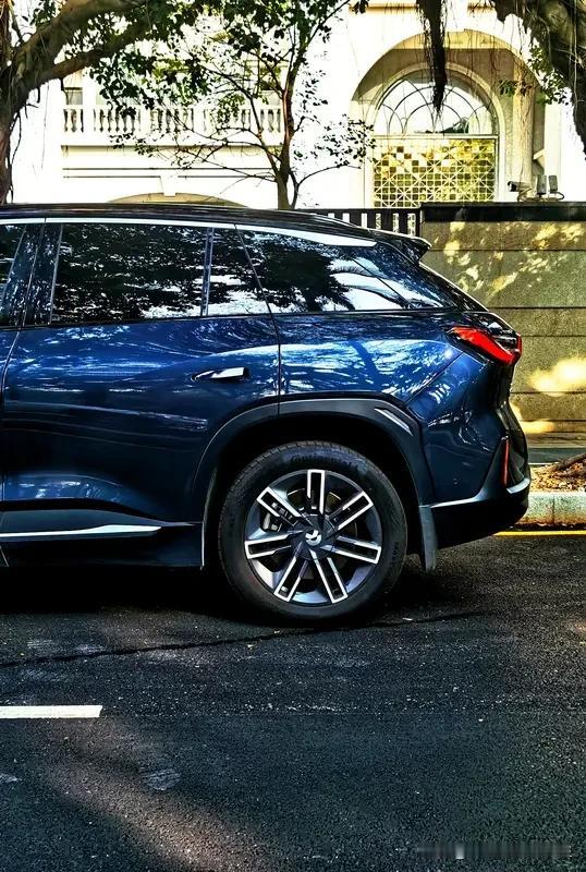 比亚迪和蔚来的补能模式差别挺大。比亚迪的兆瓦闪充讲究速度，峰值功率能到1500k