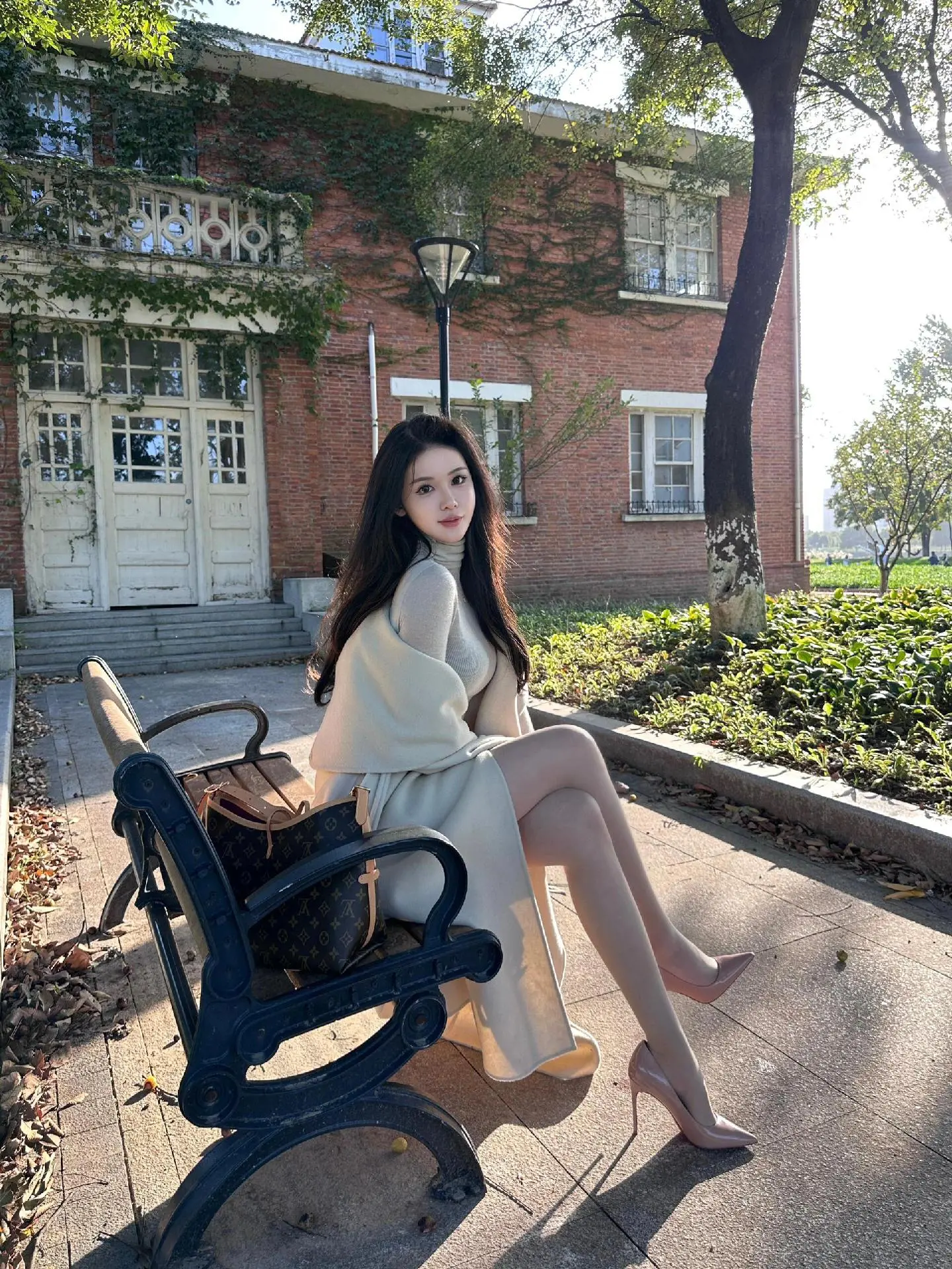 活着活着你就会明白，中年以后最好的状态，就是销声匿迹，半隐半藏。除了赚...