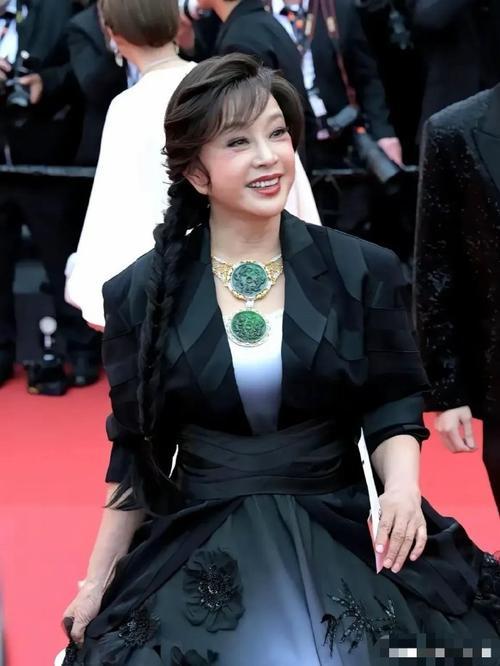 2025年12月28日，75岁刘晓庆亮相台州红毯活动，身姿矫健一路小跑入场，活力