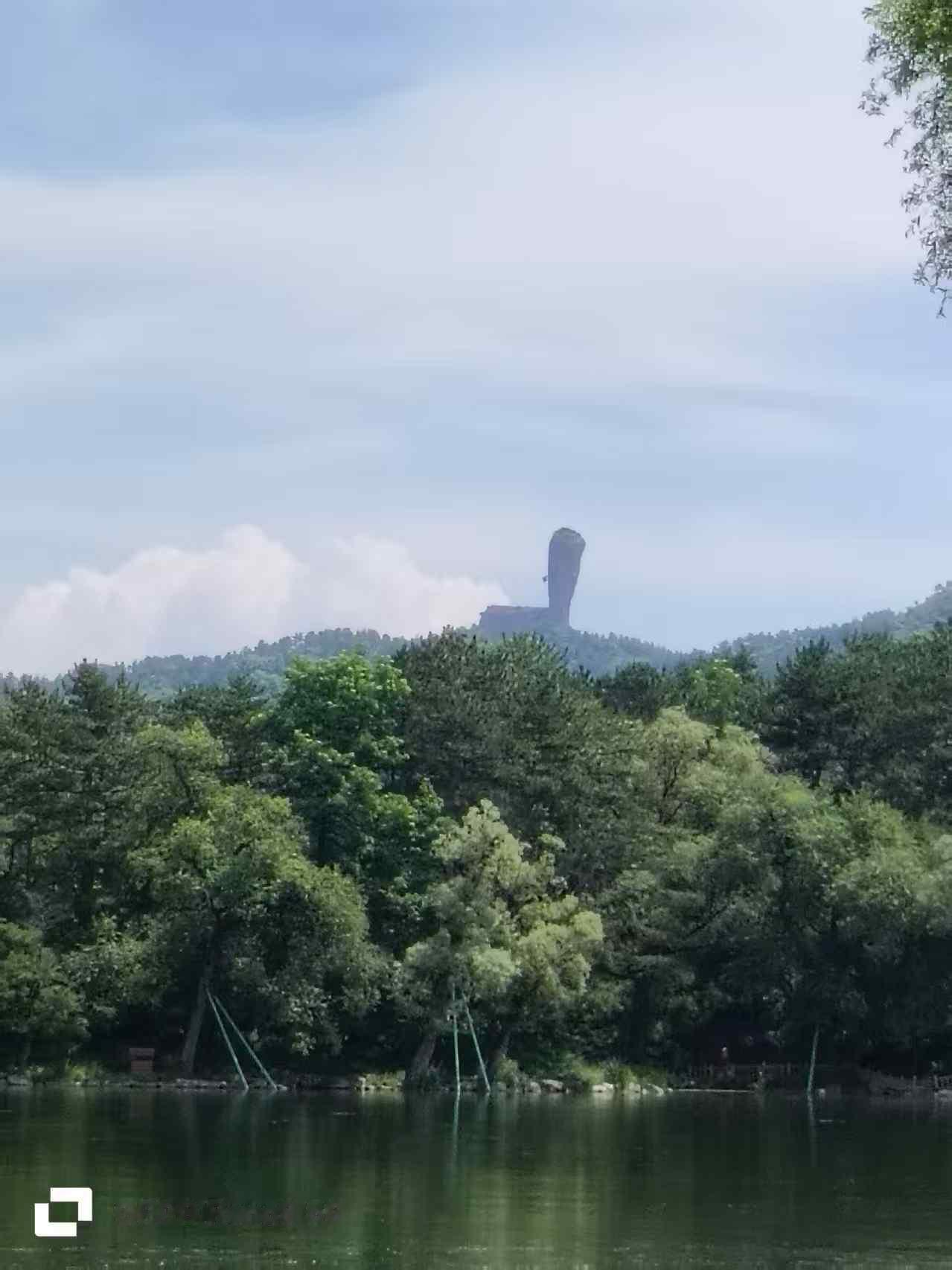 承德棒槌山。这是上周从避暑山庄湖面上拍摄的棒槌山，不仅造型独特，而且取景位置特别