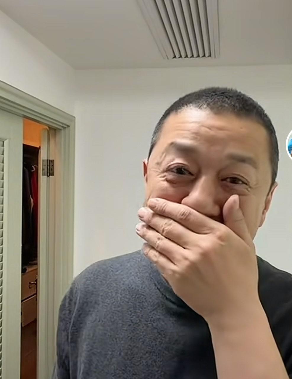 平顶山筛诊现场400份报名表堆成小山，

李亚鹏低头抹泪，

香港晚宴刚筹到43