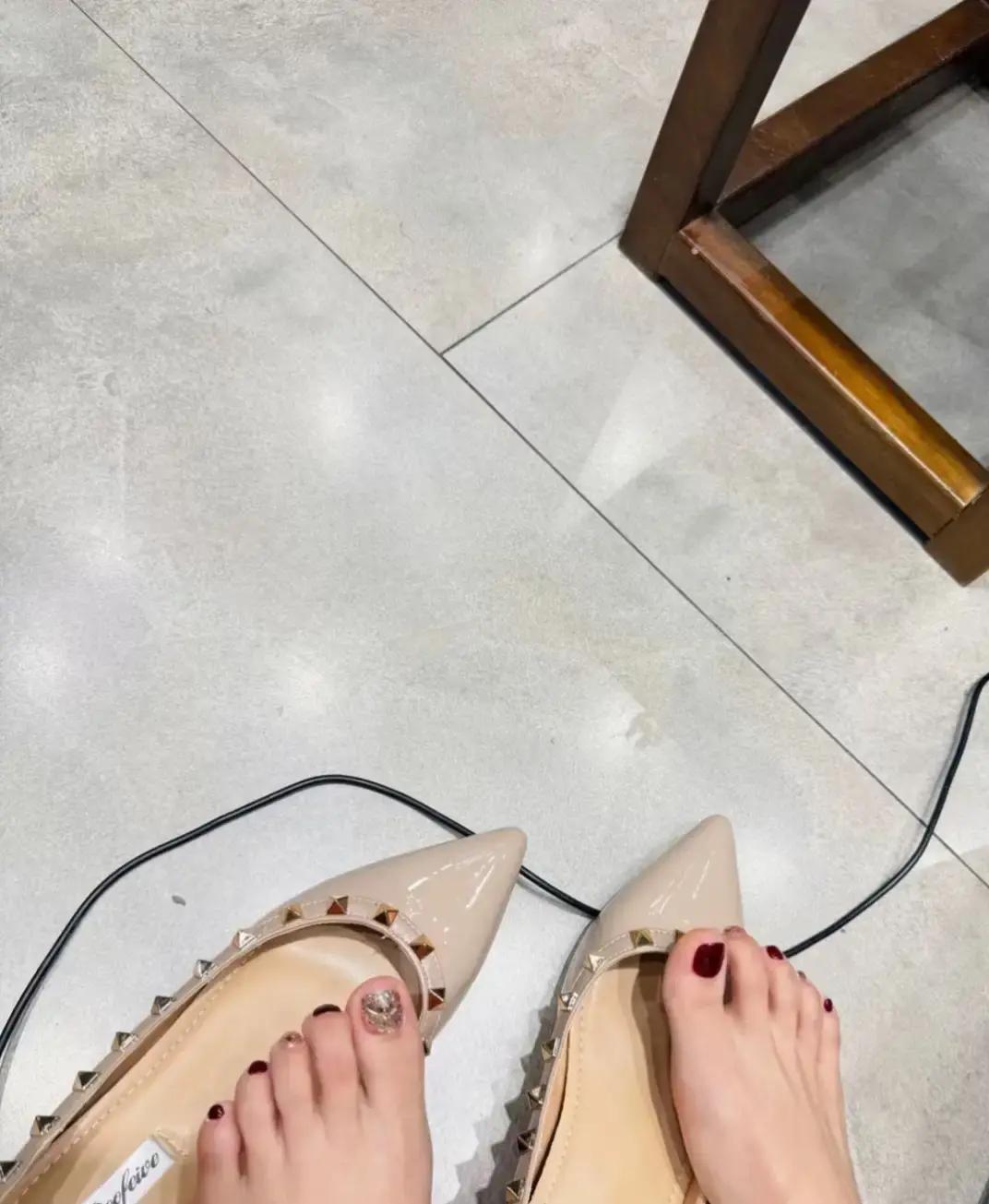 裸色铆钉平底鞋卖断货了
 
上周逛商场，最后一双36码被人当场拎走。店员说补货要